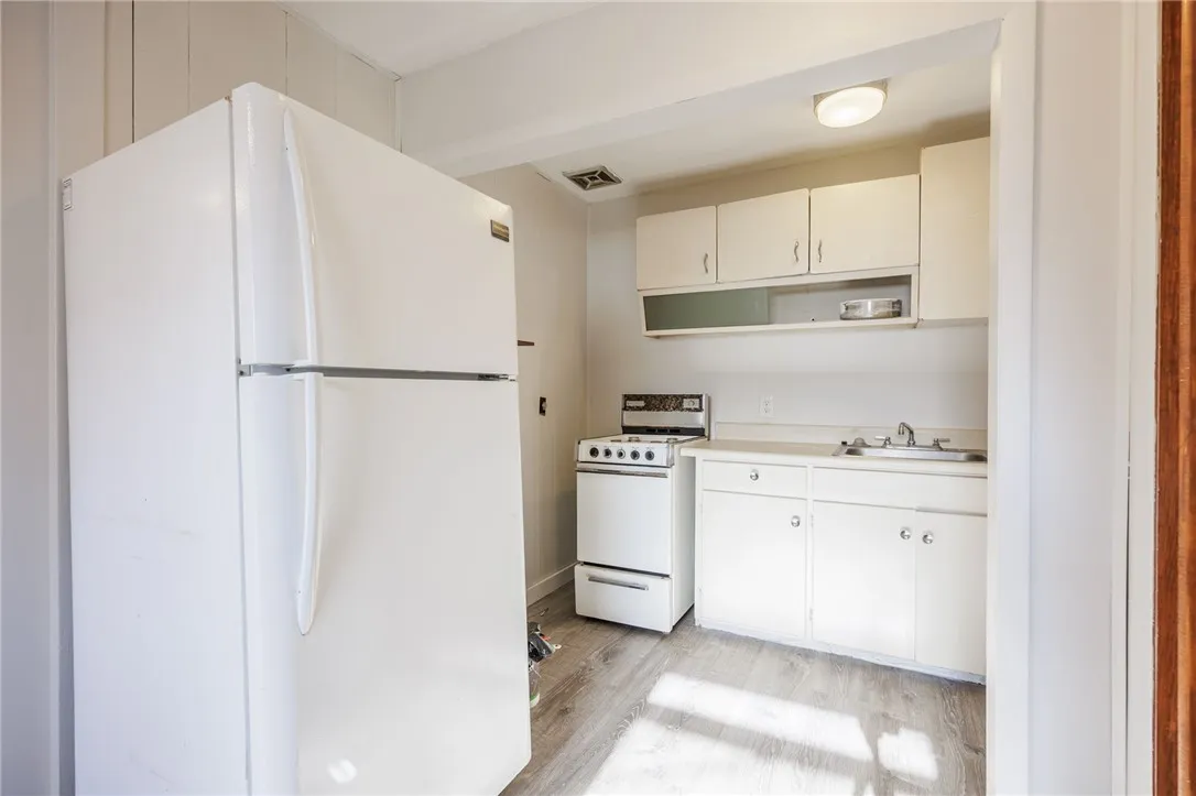 2233 Clifford Avenue 2, Rochester, New York 14609, Rochester, New York 14609, 1 Bedroom Bedrooms, 3 Rooms Rooms,1 BathroomBathrooms,Residential Lease,For Rent,2233 Clifford Avenue 2, Rochester, New York 14609,R1626873