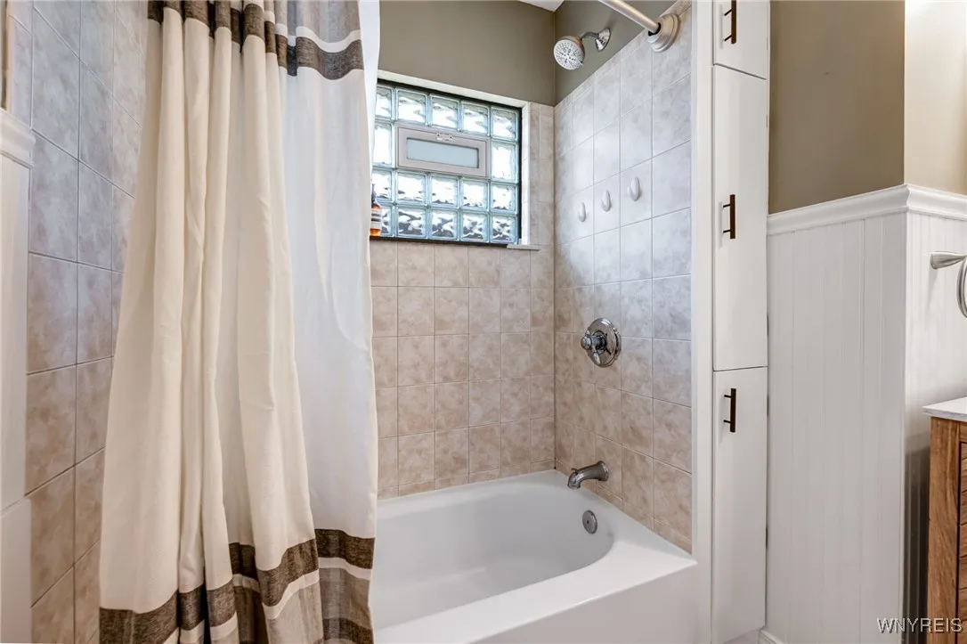2451 Michigan Avenue, Niagara Falls, New York 1430, Niagara Falls, New York 14305, 4 Bedrooms Bedrooms, 8 Rooms Rooms,1 BathroomBathrooms,Residential,Closed,2451 Michigan Avenue, Niagara Falls, New York 1430,0,B1626844