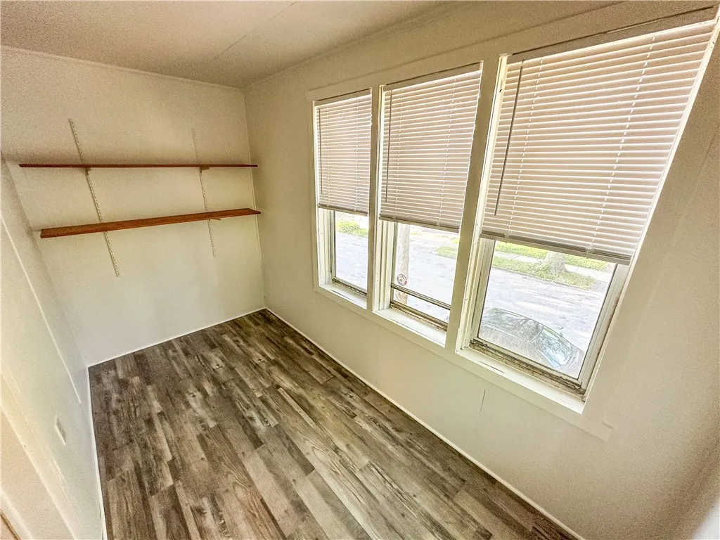 81 Stewart Street 3, Rochester, New York 14620, Rochester, New York 14620, 1 Bedroom Bedrooms, 4 Rooms Rooms,1 BathroomBathrooms,Residential Lease,For Rent,81 Stewart Street 3, Rochester, New York 14620,R1626881