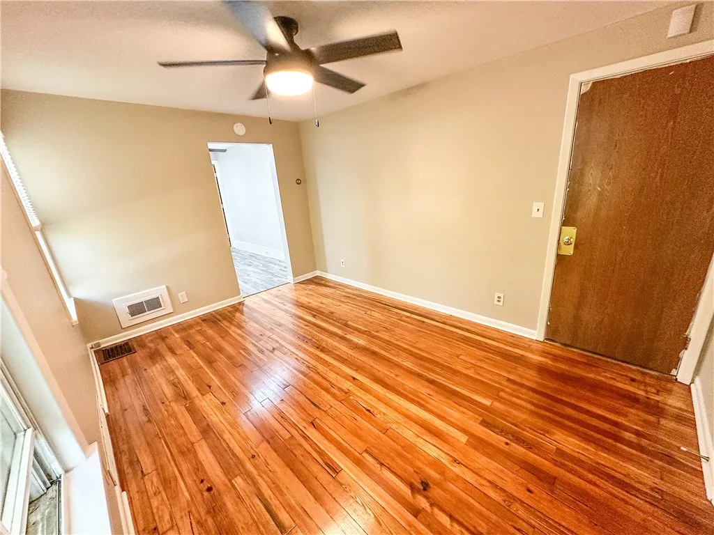 81 Stewart Street 3, Rochester, New York 14620, Rochester, New York 14620, 1 Bedroom Bedrooms, 4 Rooms Rooms,1 BathroomBathrooms,Residential Lease,For Rent,81 Stewart Street 3, Rochester, New York 14620,R1626881