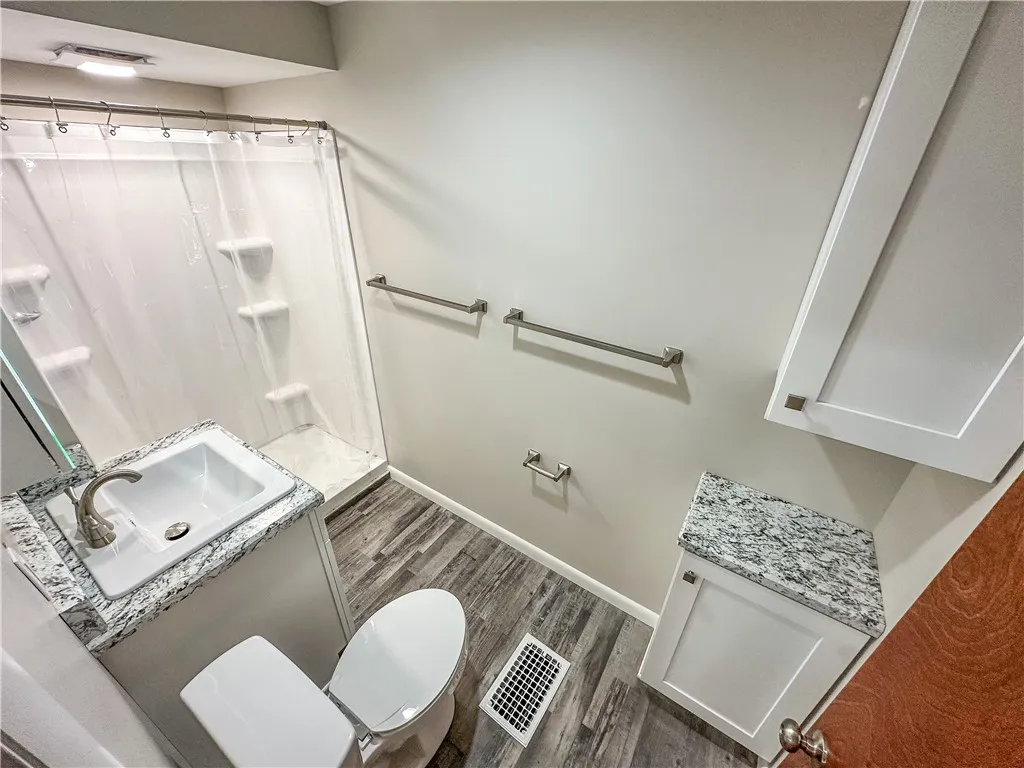 81 Stewart Street 3, Rochester, New York 14620, Rochester, New York 14620, 1 Bedroom Bedrooms, 4 Rooms Rooms,1 BathroomBathrooms,Residential Lease,For Rent,81 Stewart Street 3, Rochester, New York 14620,R1626881