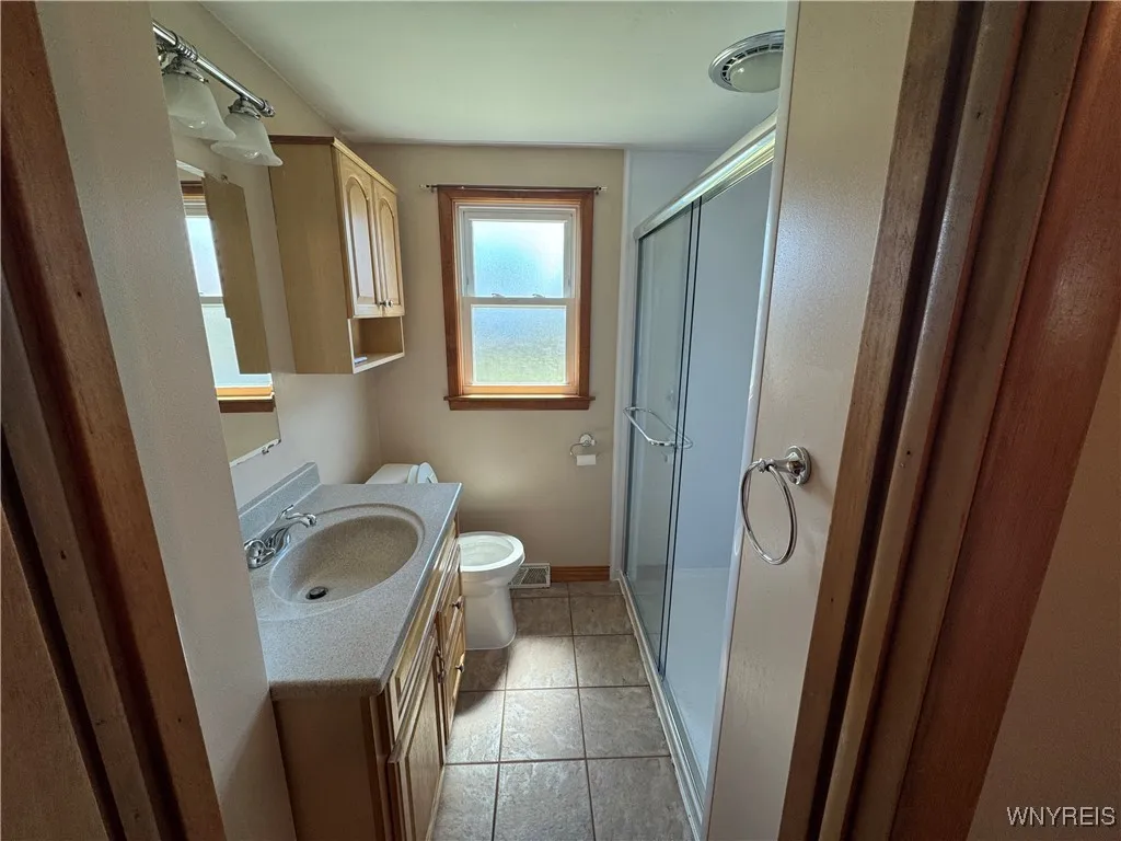 Main bath features step in shower