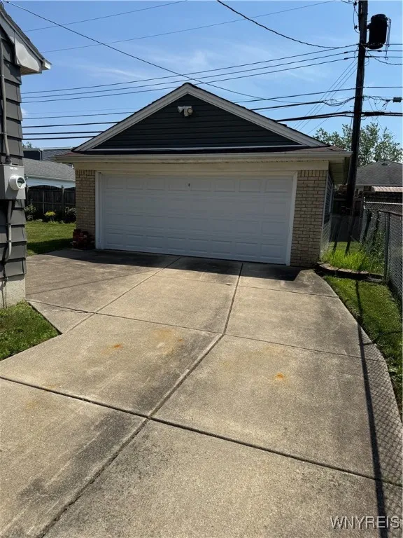 2 car garage with electricity