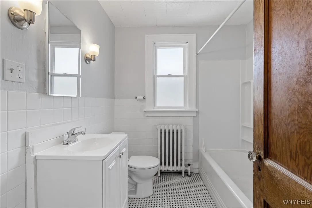 71 Gerald Avenue Upper, Buffalo, New York 14215, Buffalo, New York 14215, 2 Bedrooms Bedrooms, 5 Rooms Rooms,1 BathroomBathrooms,Residential Lease,For Rent,71 Gerald Avenue Upper, Buffalo, New York 14215,B1626602