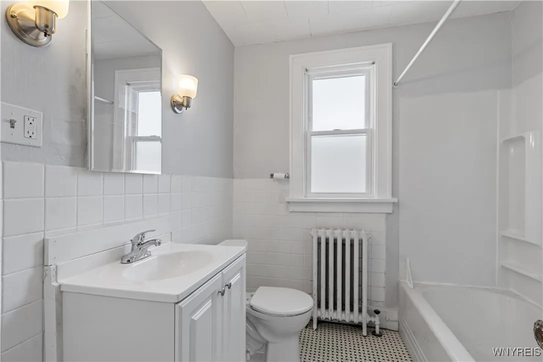 71 Gerald Avenue Upper, Buffalo, New York 14215, Buffalo, New York 14215, 2 Bedrooms Bedrooms, 5 Rooms Rooms,1 BathroomBathrooms,Residential Lease,For Rent,71 Gerald Avenue Upper, Buffalo, New York 14215,B1626602