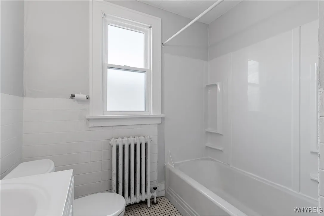71 Gerald Avenue Upper, Buffalo, New York 14215, Buffalo, New York 14215, 2 Bedrooms Bedrooms, 5 Rooms Rooms,1 BathroomBathrooms,Residential Lease,For Rent,71 Gerald Avenue Upper, Buffalo, New York 14215,B1626602