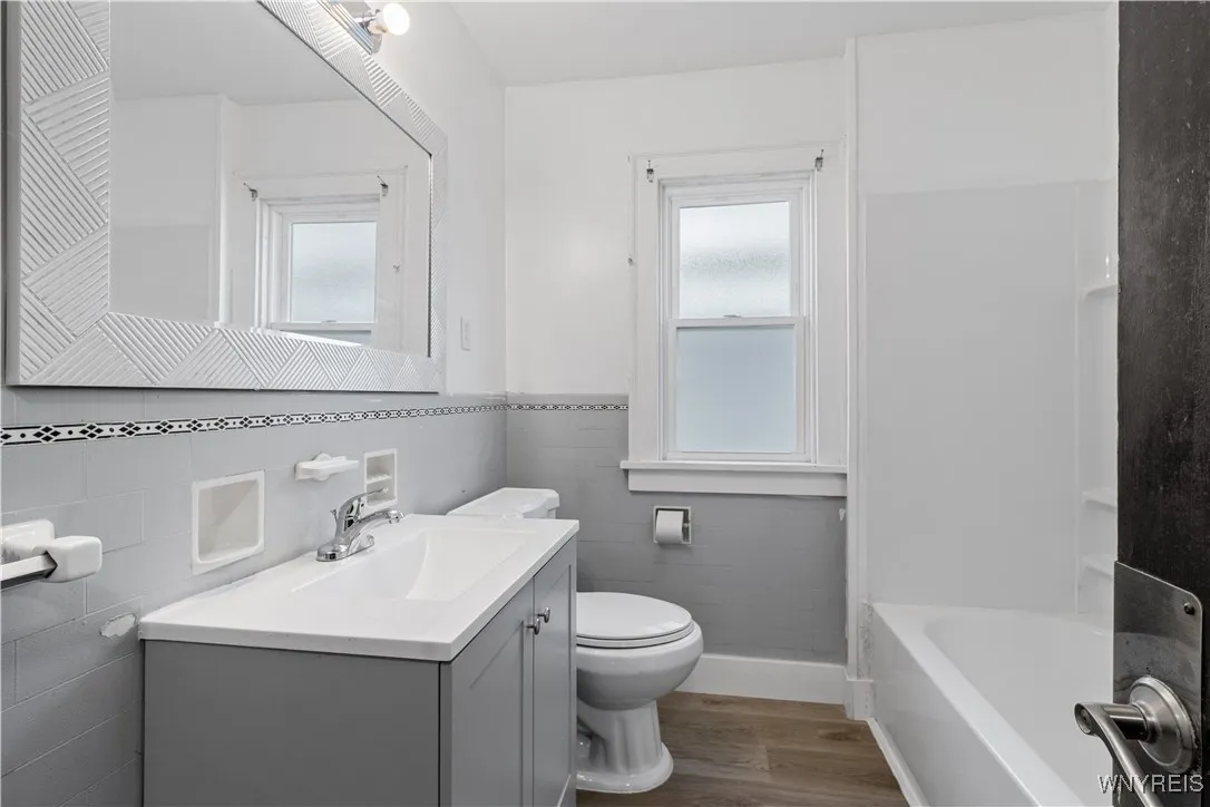 71 Gerald Avenue Lower, Buffalo, New York 14215, Buffalo, New York 14215, 3 Bedrooms Bedrooms, 7 Rooms Rooms,1 BathroomBathrooms,Residential Lease,For Rent,71 Gerald Avenue Lower, Buffalo, New York 14215,B1626544