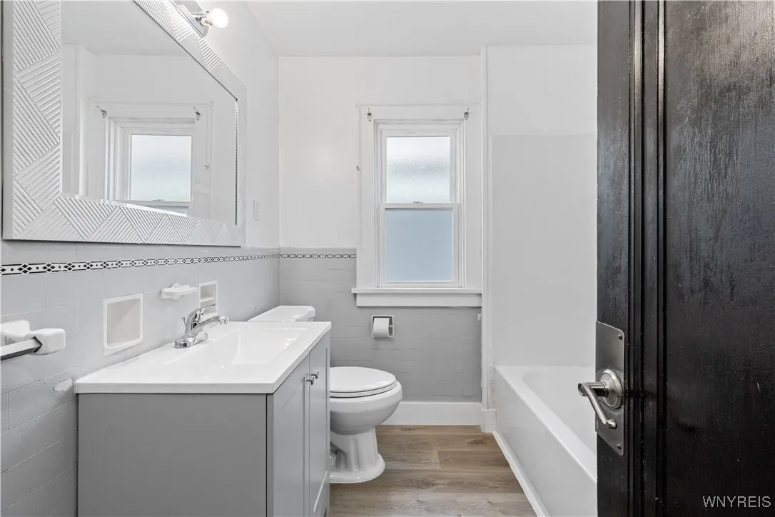 71 Gerald Avenue Lower, Buffalo, New York 14215, Buffalo, New York 14215, 3 Bedrooms Bedrooms, 7 Rooms Rooms,1 BathroomBathrooms,Residential Lease,For Rent,71 Gerald Avenue Lower, Buffalo, New York 14215,B1626544