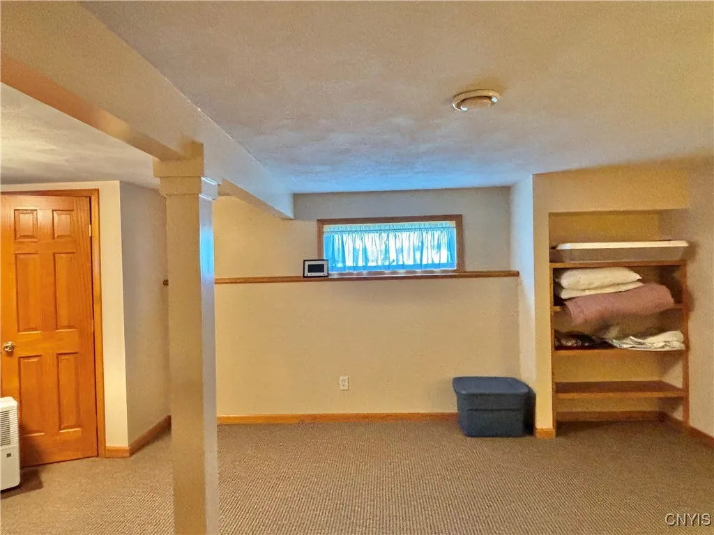 Possible third bedroom.