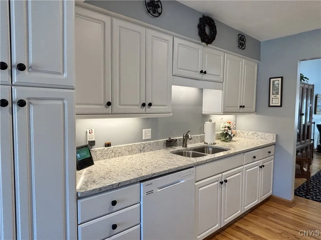 Notice the quartz countertops.