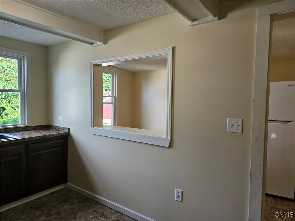 Pass through to eating area from kitchen