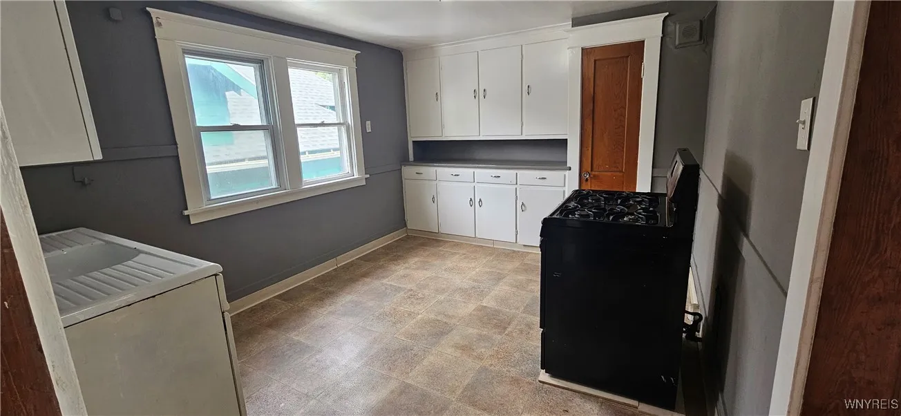 220 Dartmouth Avenue, Buffalo, New York 14215, Buffalo, New York 14215, 2 Bedrooms Bedrooms, 6 Rooms Rooms,1 BathroomBathrooms,Residential Lease,For Rent,220 Dartmouth Avenue, Buffalo, New York 14215,B1626954