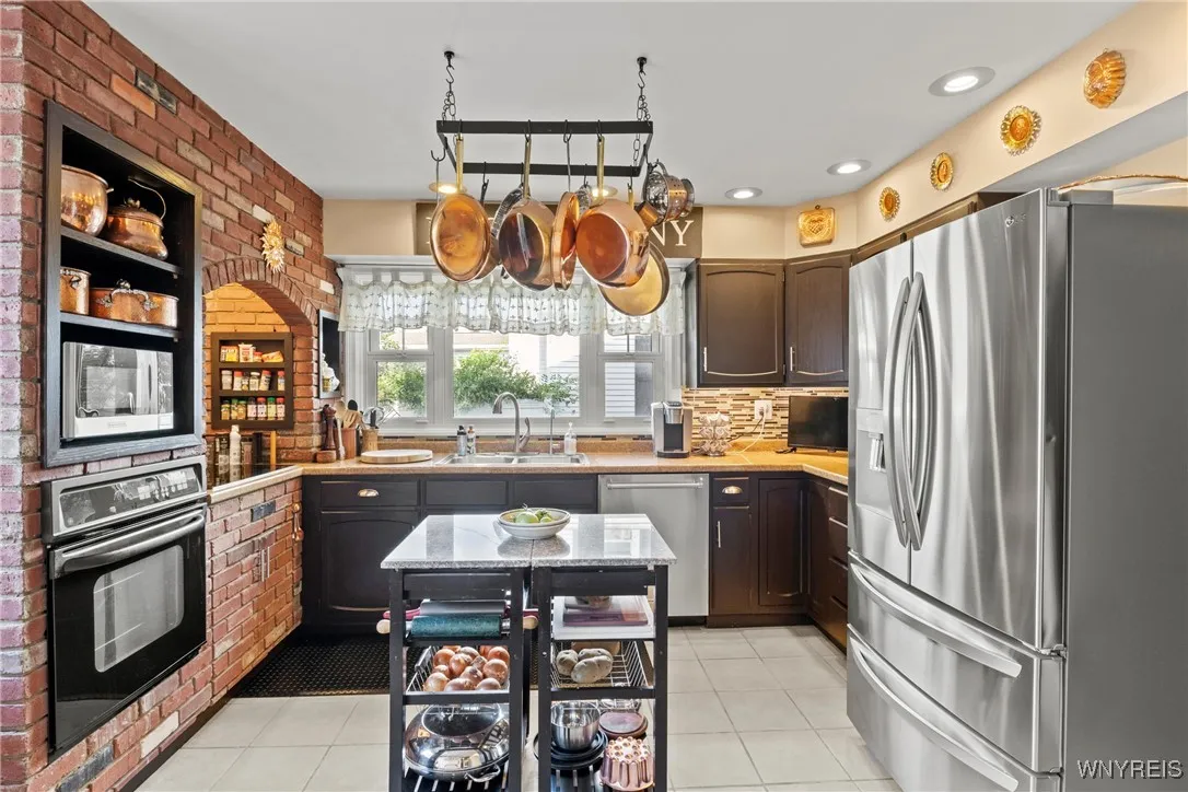 529 Willow Street, Lockport City, New York 14094, Lockport City, New York 14094, 3 Bedrooms Bedrooms, 10 Rooms Rooms,2 BathroomsBathrooms,Residential,Closed,529 Willow Street, Lockport City, New York 14094,0,B1626936