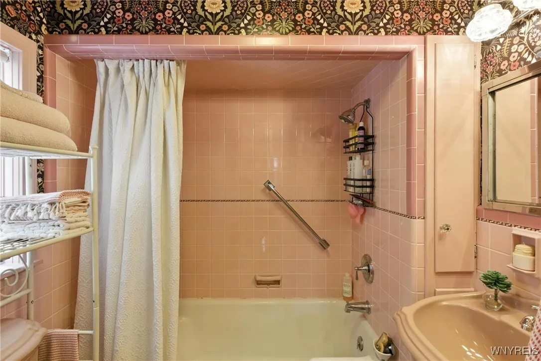 529 Willow Street, Lockport City, New York 14094, Lockport City, New York 14094, 3 Bedrooms Bedrooms, 10 Rooms Rooms,2 BathroomsBathrooms,Residential,Closed,529 Willow Street, Lockport City, New York 14094,0,B1626936