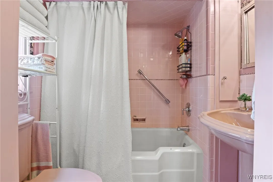 529 Willow Street, Lockport City, New York 14094, Lockport City, New York 14094, 3 Bedrooms Bedrooms, 10 Rooms Rooms,2 BathroomsBathrooms,Residential,Closed,529 Willow Street, Lockport City, New York 14094,0,B1626936