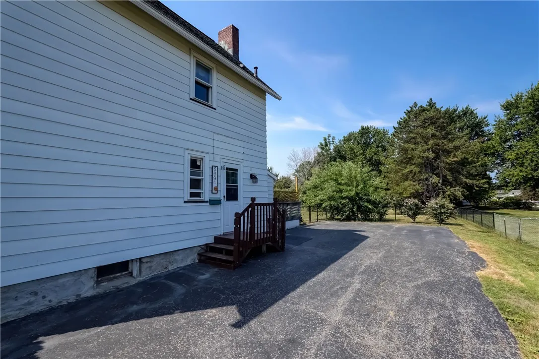 DOUBLE WIDE DRIVEWAY!
