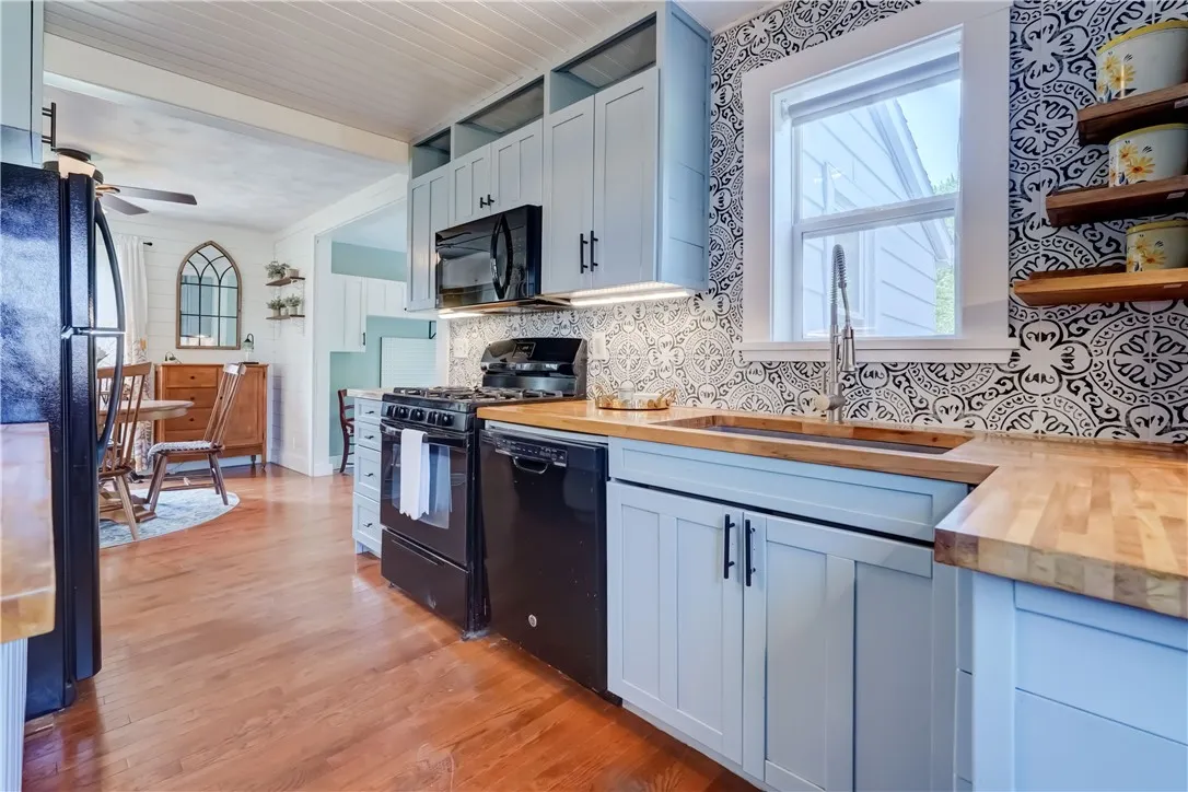 Open to eat in/dining area!