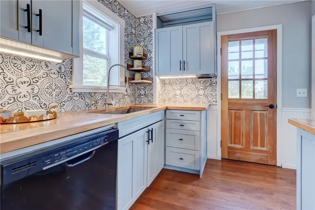 Ample cupboards!