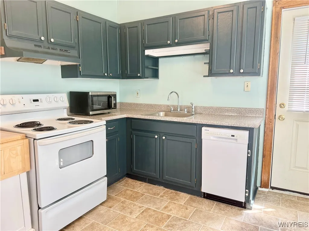 242 Bryant Street 3a, Buffalo, New York 14222, Buffalo, New York 14222, 2 Bedrooms Bedrooms, 6 Rooms Rooms,1 BathroomBathrooms,Residential Lease,For Rent,242 Bryant Street 3a, Buffalo, New York 14222,B1626930
