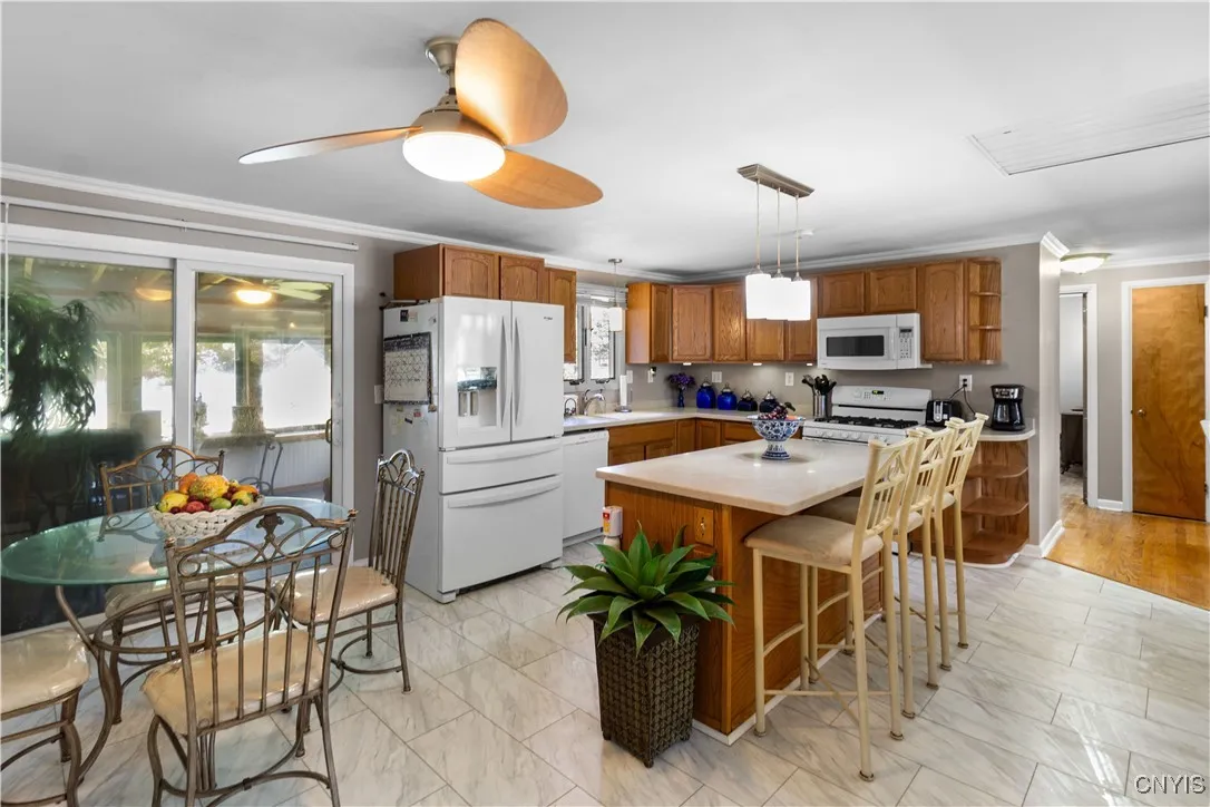 Kitchen/Dining area