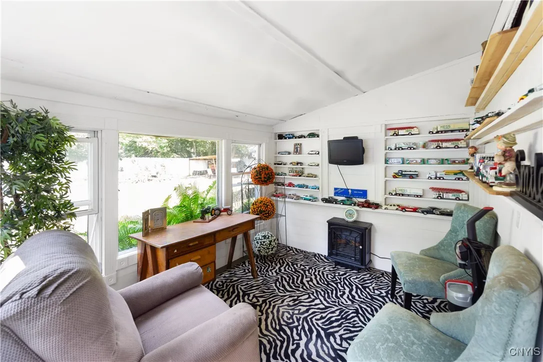 Second enclosed porch off of the garage