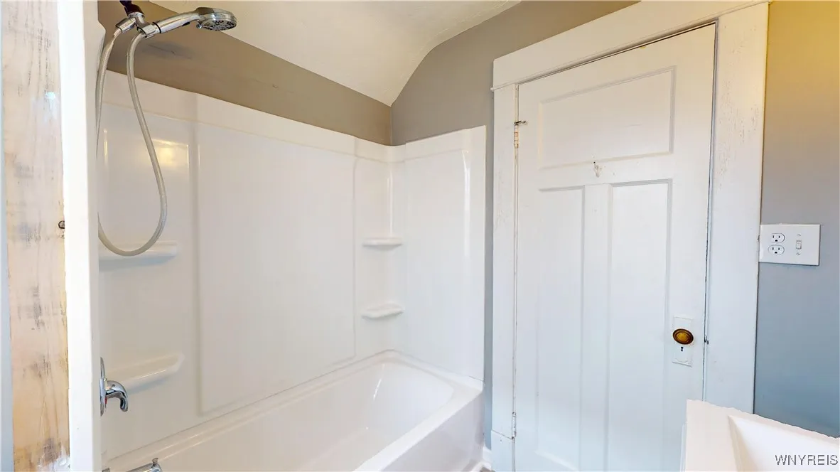 79 Eaglewood Avenue, Buffalo, New York 14220, Buffalo, New York 14220, 3 Bedrooms Bedrooms, ,2 BathroomsBathrooms,Residential,For Sale,79 Eaglewood Avenue, Buffalo, New York 14220,B1626106