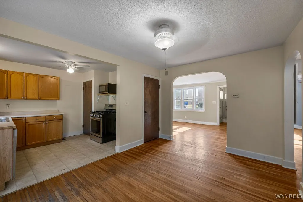 Kitchen/dining combo