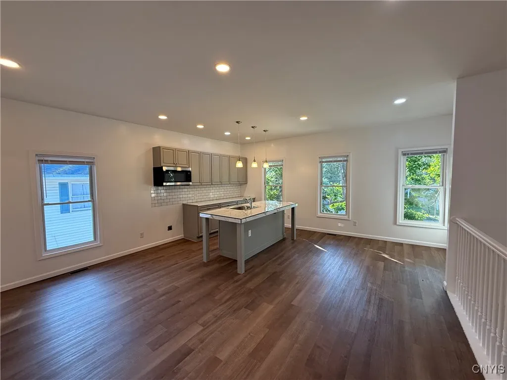 312 East Broadway 2, Fulton, New York 13069, Fulton, New York 13069, 2 Bedrooms Bedrooms, 4 Rooms Rooms,1 BathroomBathrooms,Residential Lease,For Rent,312 East Broadway 2, Fulton, New York 13069,S1626071