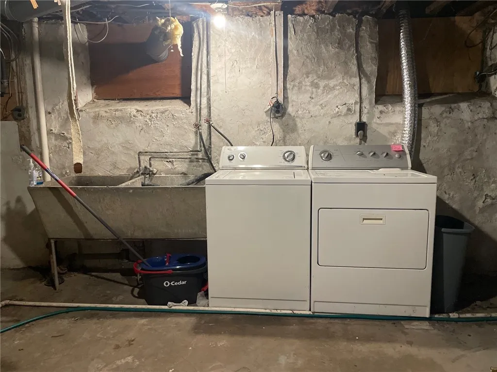 21 Thayer Street 2, Rochester, New York 14607, Rochester, New York 14607, 3 Bedrooms Bedrooms, 7 Rooms Rooms,1 BathroomBathrooms,Residential Lease,For Rent,21 Thayer Street 2, Rochester, New York 14607,R1626965