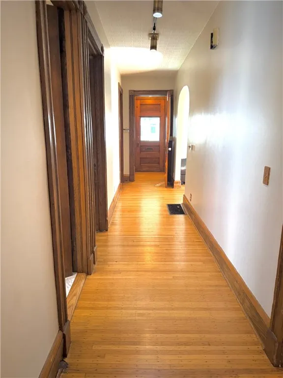 21 Thayer Street 2, Rochester, New York 14607, Rochester, New York 14607, 3 Bedrooms Bedrooms, 7 Rooms Rooms,1 BathroomBathrooms,Residential Lease,For Rent,21 Thayer Street 2, Rochester, New York 14607,R1626965