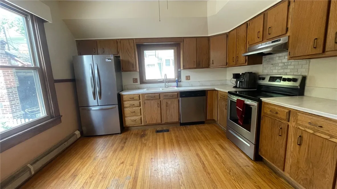 21 Thayer Street 2, Rochester, New York 14607, Rochester, New York 14607, 3 Bedrooms Bedrooms, 7 Rooms Rooms,1 BathroomBathrooms,Residential Lease,For Rent,21 Thayer Street 2, Rochester, New York 14607,R1626965