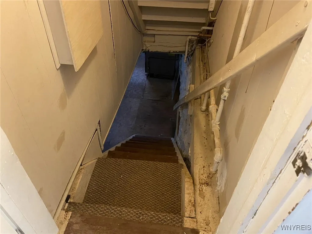 Bsmt Access off Kitchen