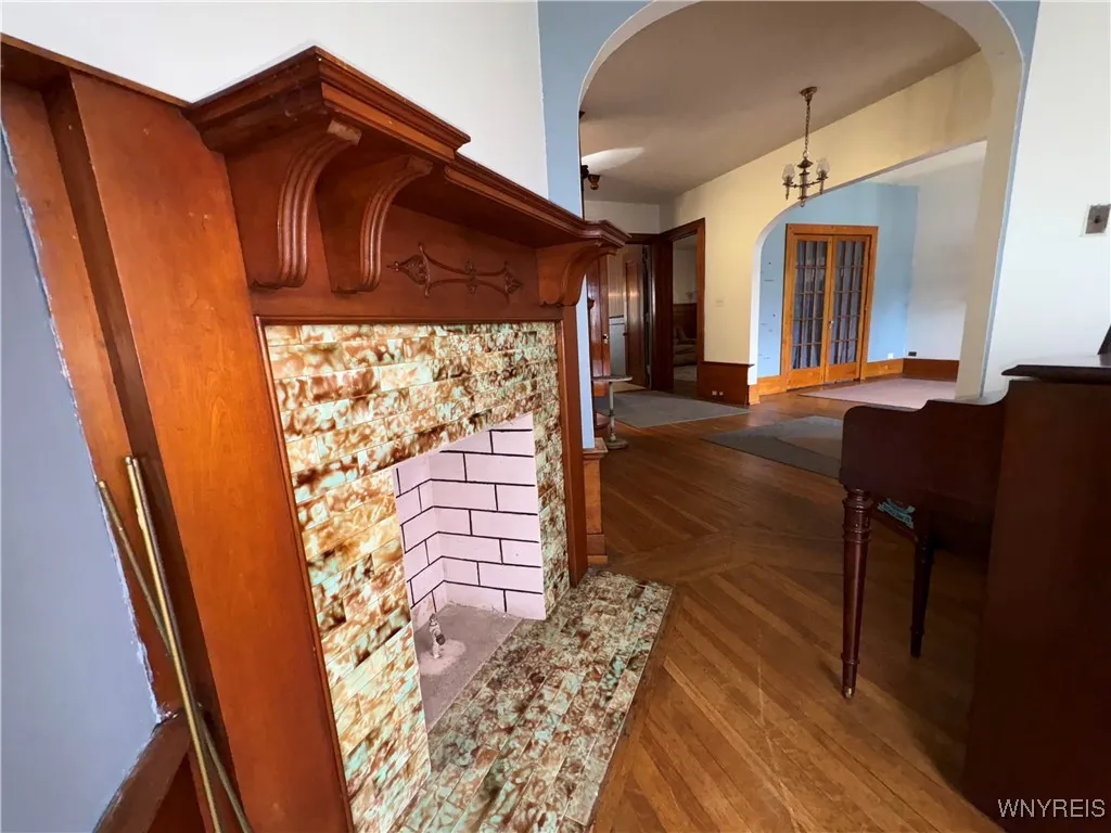 Bonus room w/fireplace