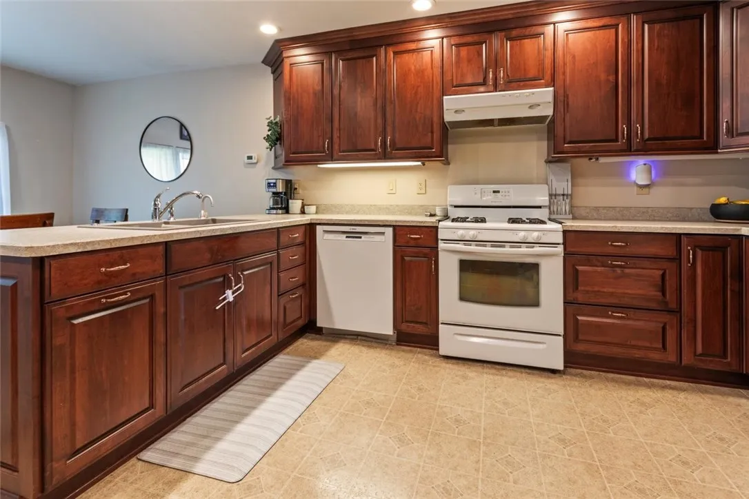 84 Bridge Street, Seneca Falls, New York 13148, Seneca Falls, New York 13148, 5 Bedrooms Bedrooms, 9 Rooms Rooms,1 BathroomBathrooms,Residential,Closed,84 Bridge Street, Seneca Falls, New York 13148,0,R1626780
