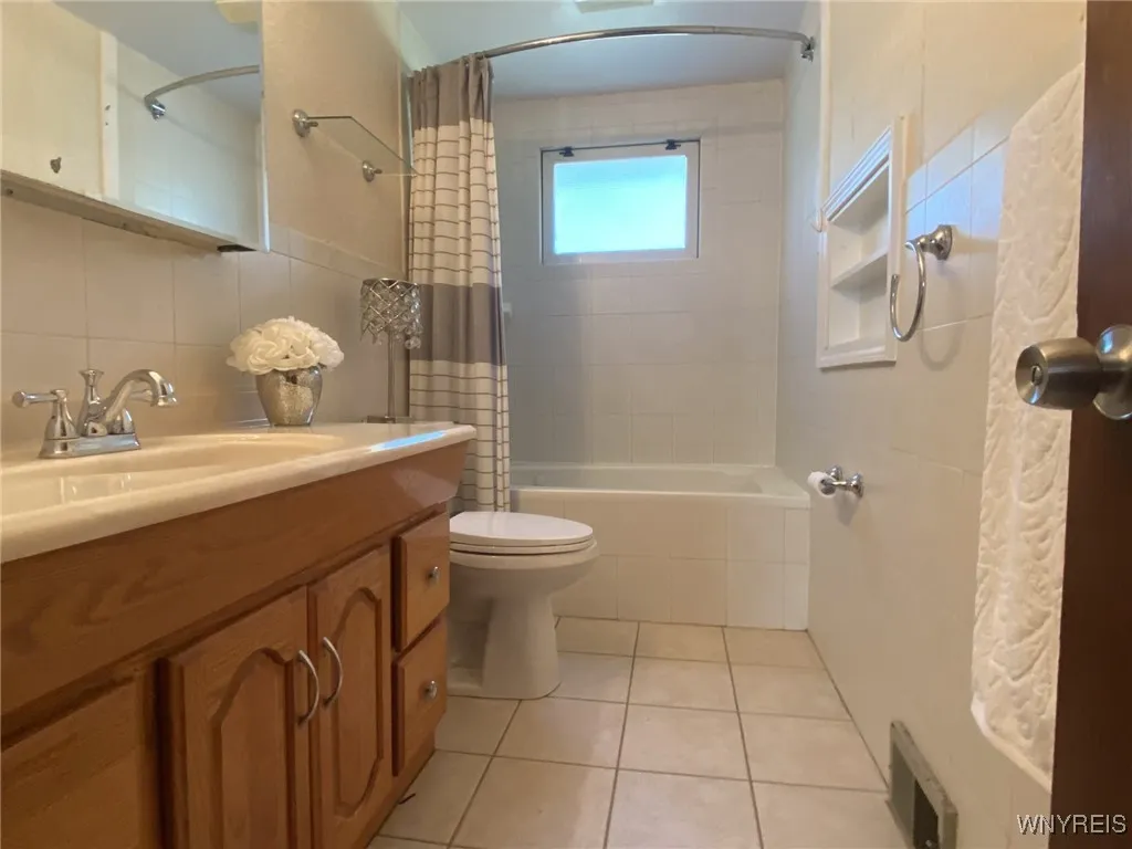 52 Acacia Drive Upper, Amherst, New York 14228, Amherst, New York 14228, 3 Bedrooms Bedrooms, 6 Rooms Rooms,1 BathroomBathrooms,Residential Lease,For Rent,52 Acacia Drive Upper, Amherst, New York 14228,B1627144