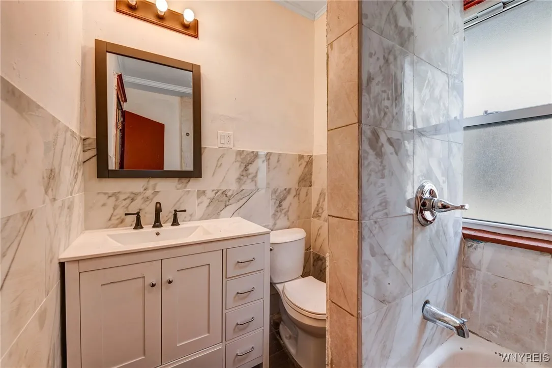 127 Humason Avenue, Buffalo, New York 14211, Buffalo, New York 14211, 5 Bedrooms Bedrooms, ,2 BathroomsBathrooms,Residential,For Sale,127 Humason Avenue, Buffalo, New York 14211,B1627377