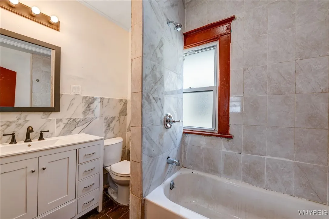 127 Humason Avenue, Buffalo, New York 14211, Buffalo, New York 14211, 5 Bedrooms Bedrooms, ,2 BathroomsBathrooms,Residential,For Sale,127 Humason Avenue, Buffalo, New York 14211,B1627377