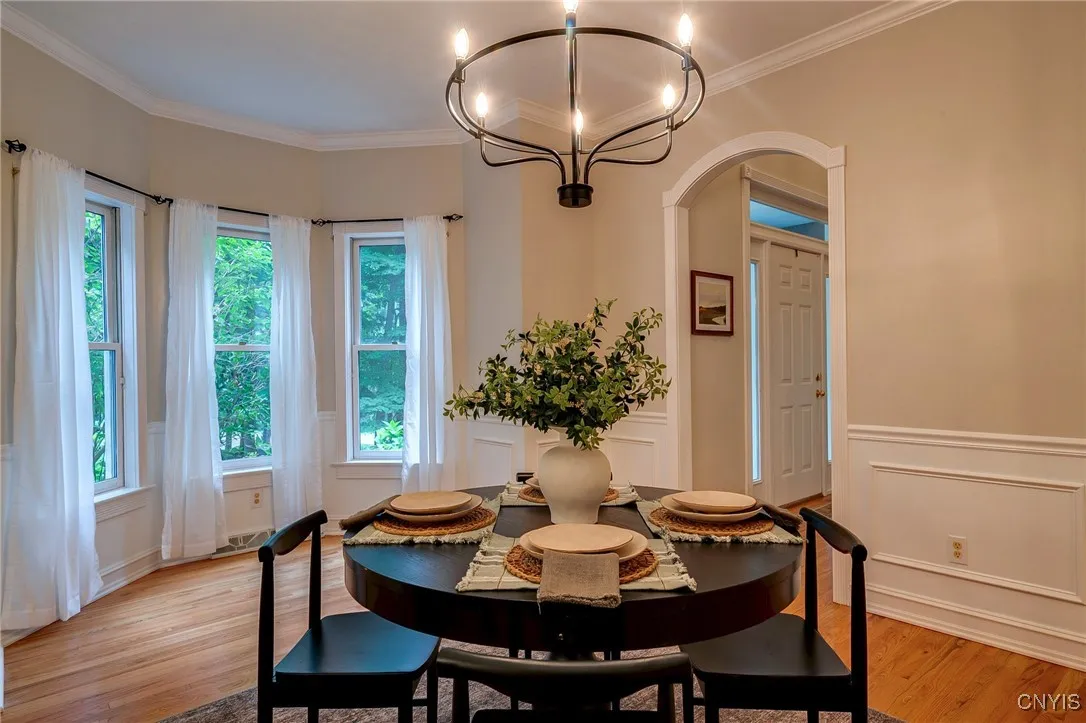 So much space in this room that you could host a huge gathering!