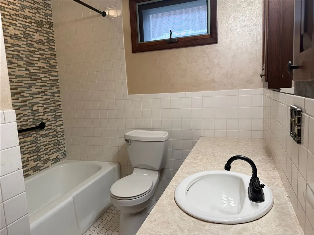 101 East Second Street, Dix, New York 14891, Dix, New York 14891, 2 Bedrooms Bedrooms, 6 Rooms Rooms,2 BathroomsBathrooms,Residential Lease,For Rent,101 East Second Street, Dix, New York 14891,R1627110