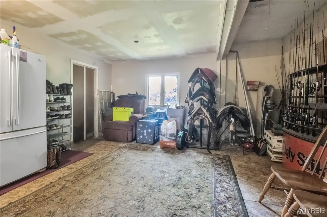 Bonus room in between house & garage