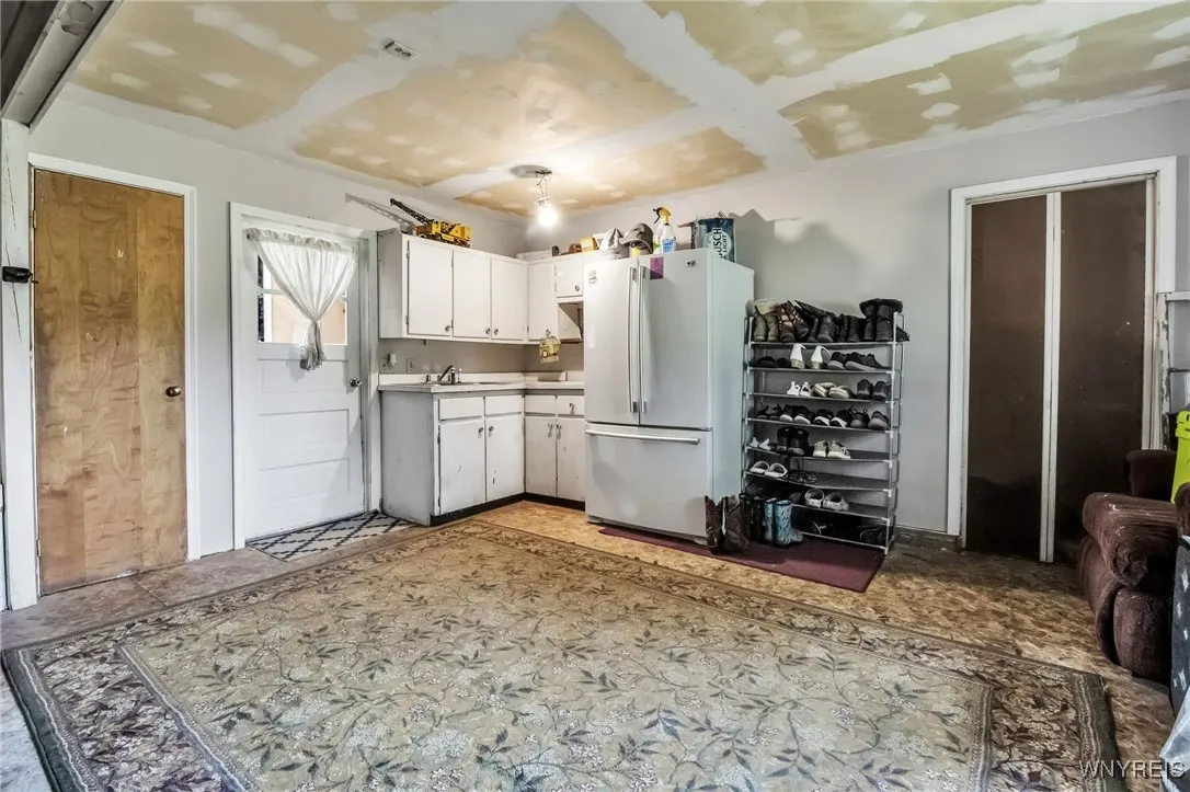 Bonus room in between house & garage