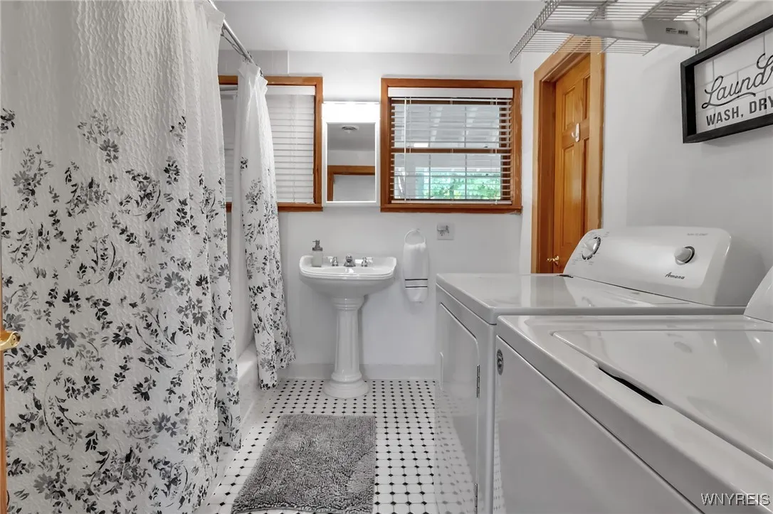 8441 Chestnut Ridge Road, Royalton, New York 14067, Royalton, New York 14067, 8 Bedrooms Bedrooms, ,6 BathroomsBathrooms,Residential,For Sale,8441 Chestnut Ridge Road, Royalton, New York 14067,B1627046