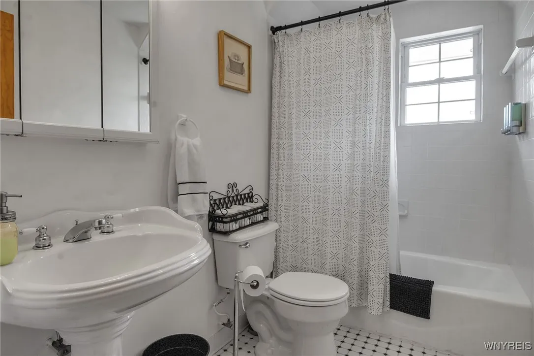 8441 Chestnut Ridge Road, Royalton, New York 14067, Royalton, New York 14067, 8 Bedrooms Bedrooms, ,6 BathroomsBathrooms,Residential,For Sale,8441 Chestnut Ridge Road, Royalton, New York 14067,B1627046