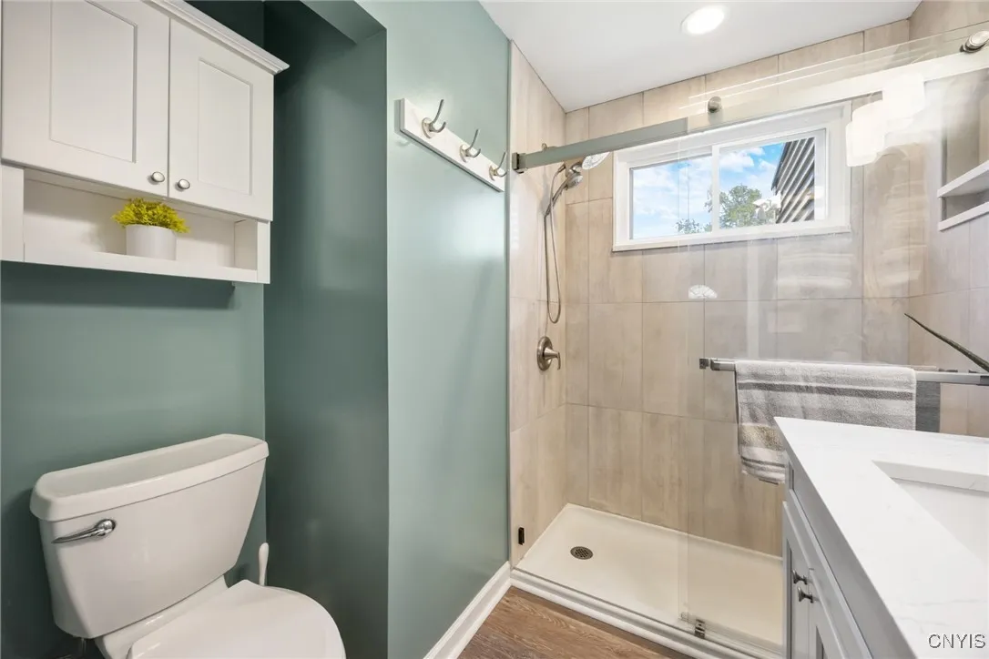 The recessed wall, here on the left, allows for more floorspace in this Full Bath.