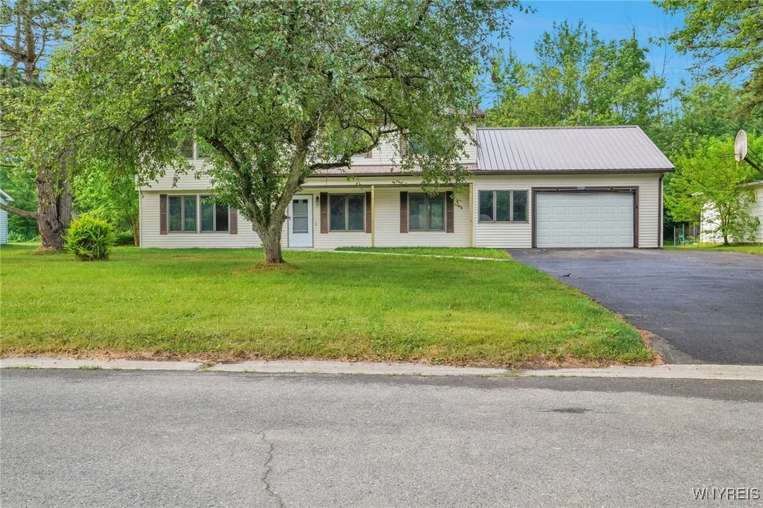 4357 Sunset Court, Lockport Town, New York 14094, Lockport Town, New York 14094, 4 Bedrooms Bedrooms, 7 Rooms Rooms,2 BathroomsBathrooms,Residential,For Sale,4357 Sunset Court, Lockport Town, New York 14094,B1627002