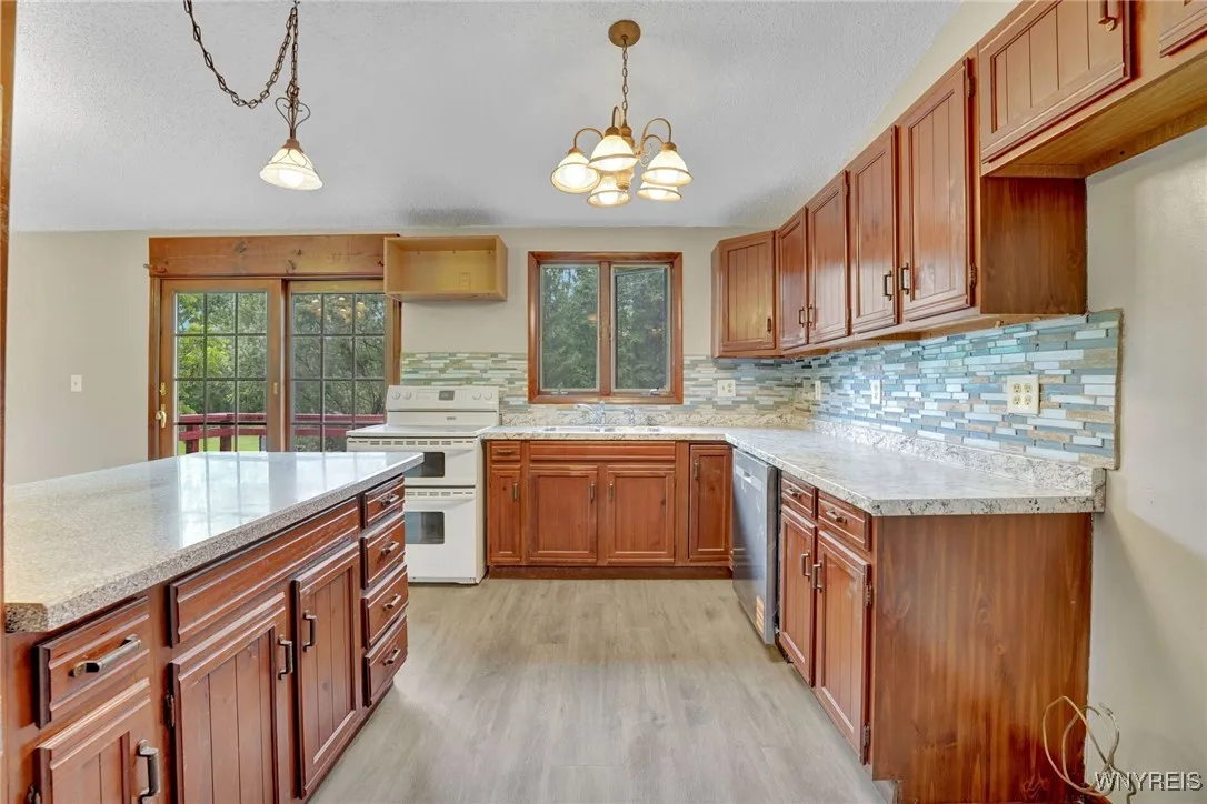 4357 Sunset Court, Lockport Town, New York 14094, Lockport Town, New York 14094, 4 Bedrooms Bedrooms, 7 Rooms Rooms,2 BathroomsBathrooms,Residential,For Sale,4357 Sunset Court, Lockport Town, New York 14094,B1627002