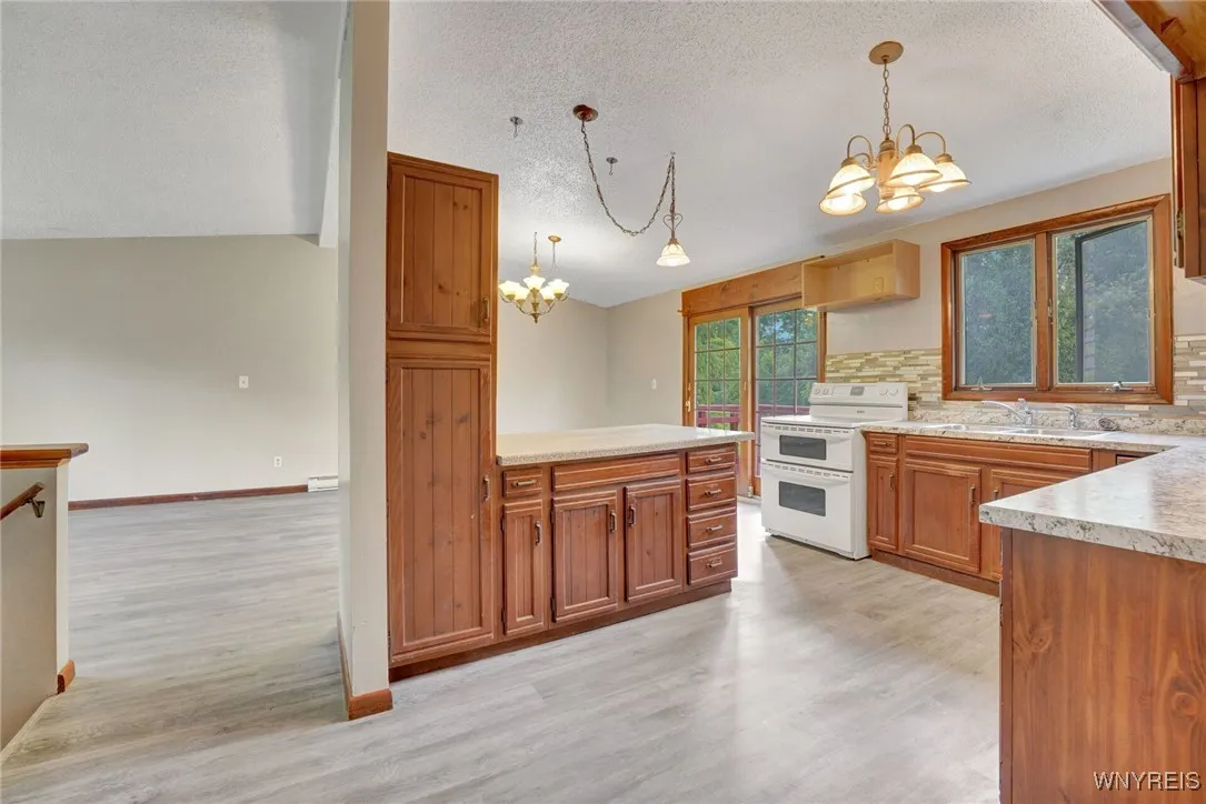 4357 Sunset Court, Lockport Town, New York 14094, Lockport Town, New York 14094, 4 Bedrooms Bedrooms, 7 Rooms Rooms,2 BathroomsBathrooms,Residential,For Sale,4357 Sunset Court, Lockport Town, New York 14094,B1627002