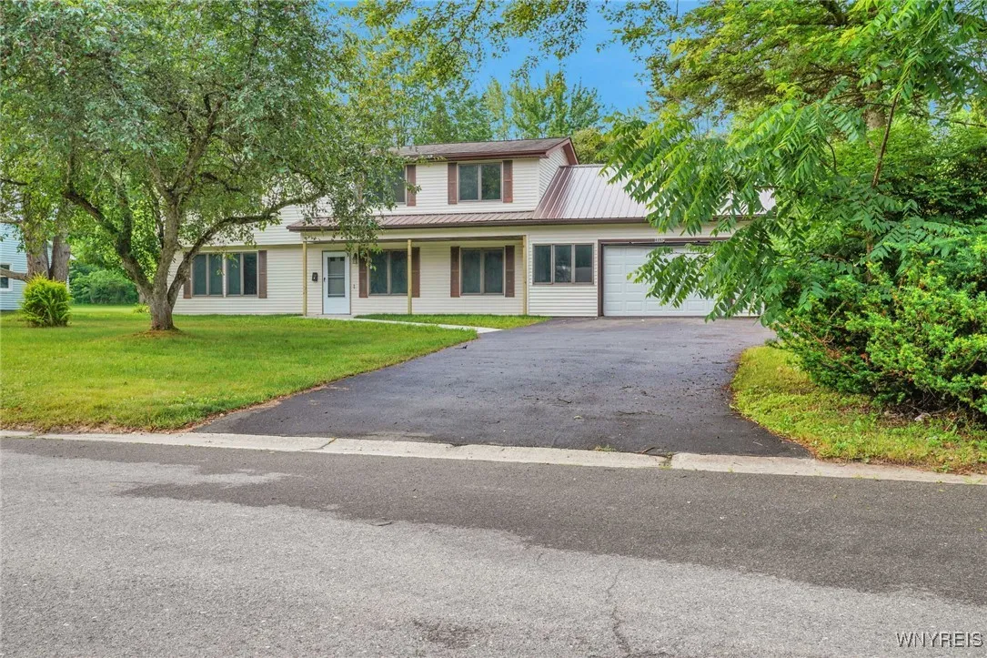 4357 Sunset Court, Lockport Town, New York 14094, Lockport Town, New York 14094, 4 Bedrooms Bedrooms, 7 Rooms Rooms,2 BathroomsBathrooms,Residential,For Sale,4357 Sunset Court, Lockport Town, New York 14094,0,B1627002