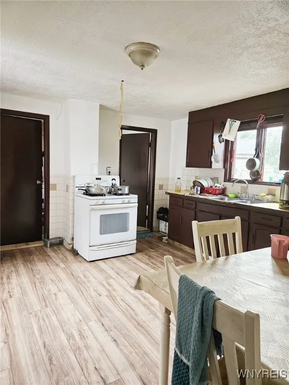 64 Sweet Avenue, Buffalo, New York 14212, Buffalo, New York 14212, 5 Bedrooms Bedrooms, ,2 BathroomsBathrooms,Residential,For Sale,64 Sweet Avenue, Buffalo, New York 14212,B1627400