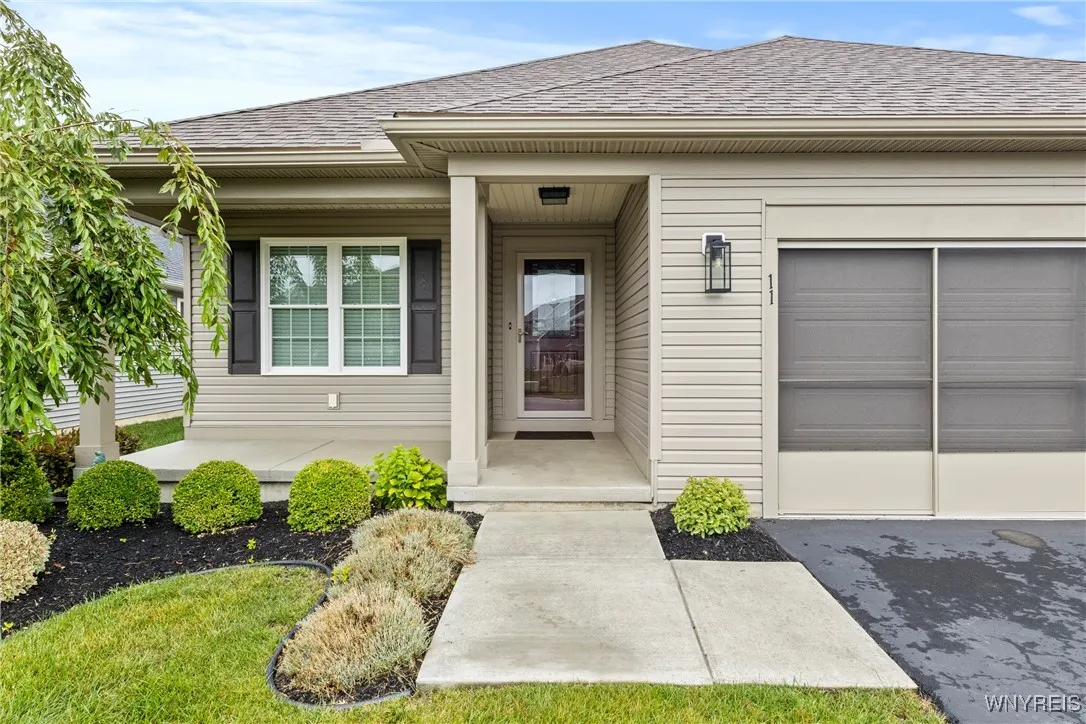 11 Henslow, Lancaster, New York 14086, Lancaster, New York 14086, 2 Bedrooms Bedrooms, 5 Rooms Rooms,2 BathroomsBathrooms,Residential,For Sale,11 Henslow, Lancaster, New York 14086,B1625427